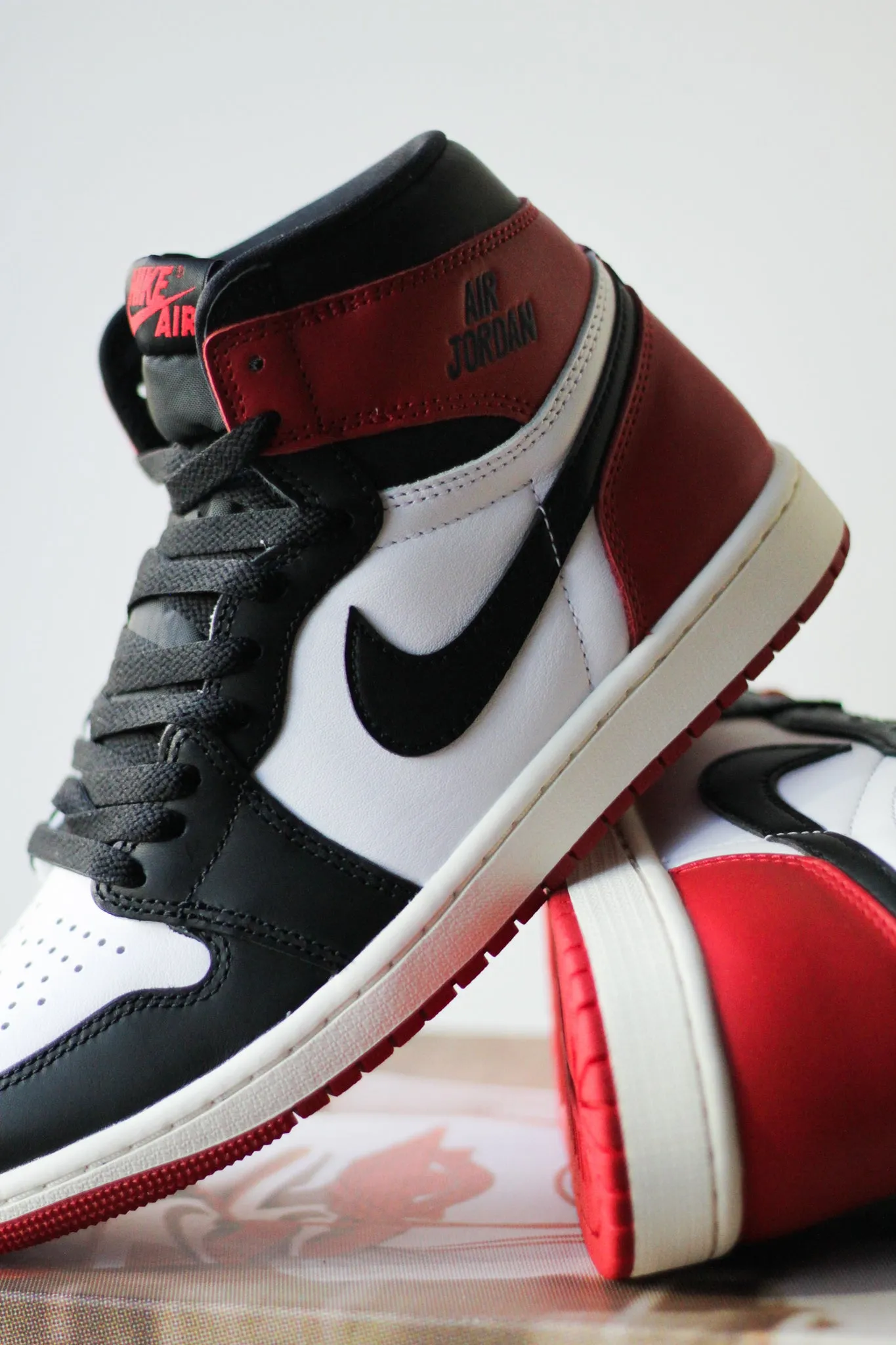 AIR JORDAN 1 RETRO HIGH OG "VARSITY RED"