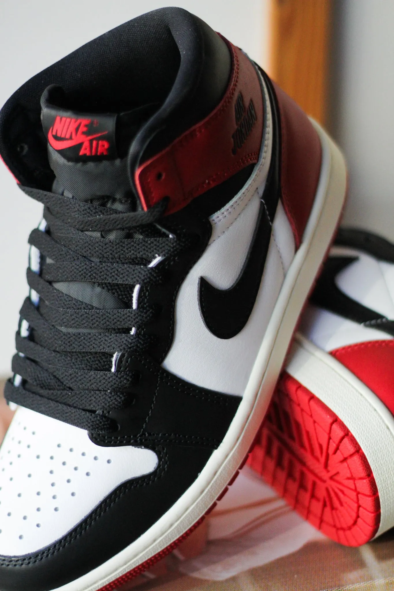 AIR JORDAN 1 RETRO HIGH OG "VARSITY RED"