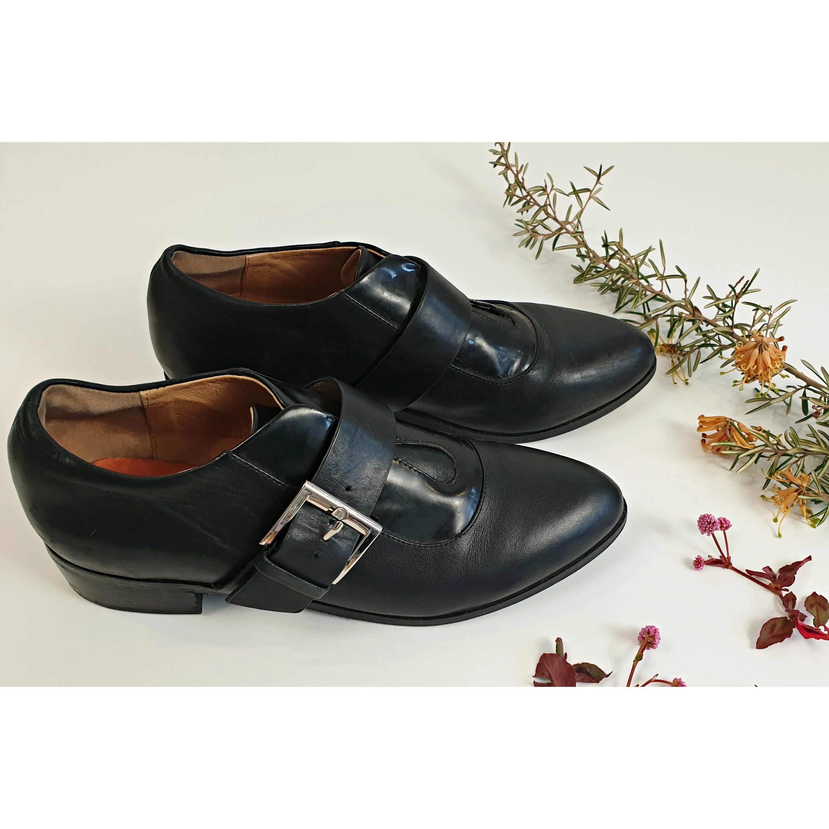 Black pre-owned leather shoes with buckle designed in Melbourne size 39