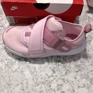 New Nike girls shoes 2Y